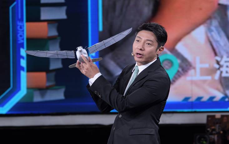 之后主持人撒贝宁与赵宇亮院士在舞台上